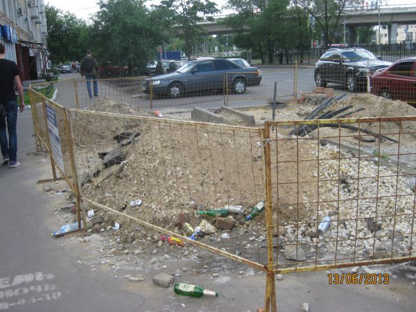 Лужков, уходя, сказал Собянину, что под одним из московских тротуаров зарыт клад (с) Лужков, уходя, сказал Собянину, что под одним из московских тротуаров зарыт клад (с)